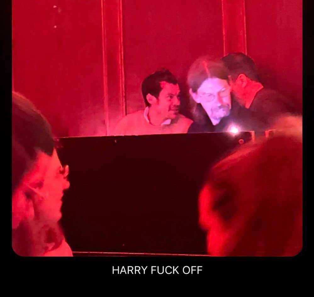 hsbandflorals's tweet photo. Harry was attending Madi’s show tonight in London ! ❤️‍🩹

via owner https://t.co/J0DSv8Rljr
