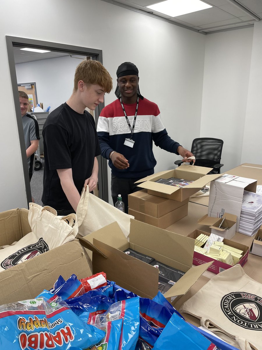 A great little team was formed, preparing tote bags of goodies for our guests joining us at tonight’s Sixth Form Open Evening event 👏🏻👏🏻👏🏻