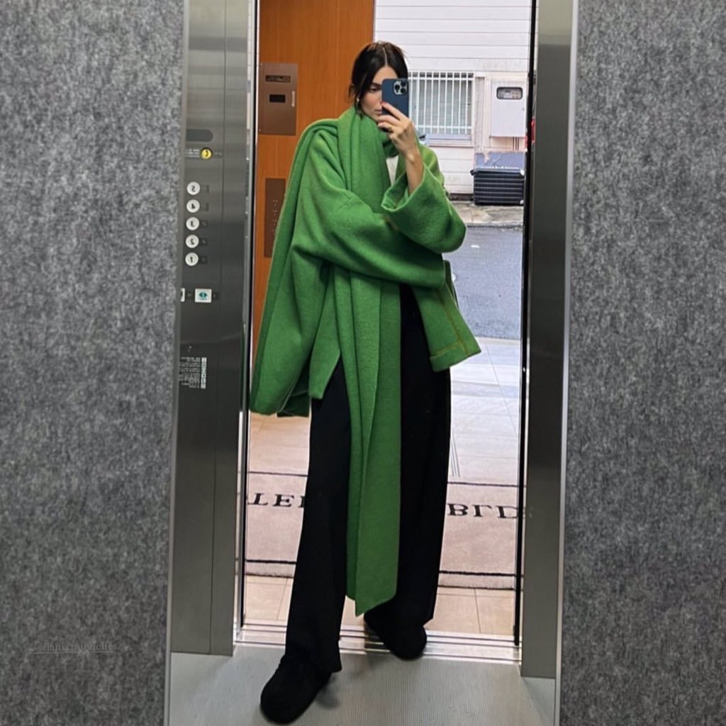 YSLstandards's tweet photo. kendall wearing the row https://t.co/KhZkTnY71k
