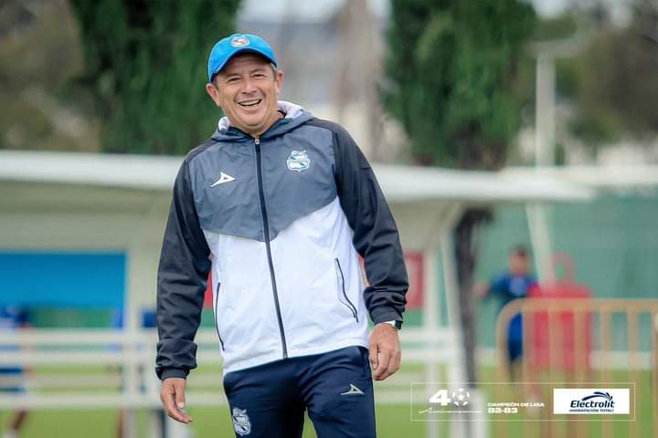 Dstrra2's tweet photo. Para la gran mayoría Ricardo Carbajal era totalmente desconocido, pero poco a poco nos va dando clases de como se dirige un equipo, gran humildad pero muchísima capacidad para dirigir al Puebla de la Franja 🎽💙🤍
@ClubPueblaMX https://t.co/DjKDZln66o