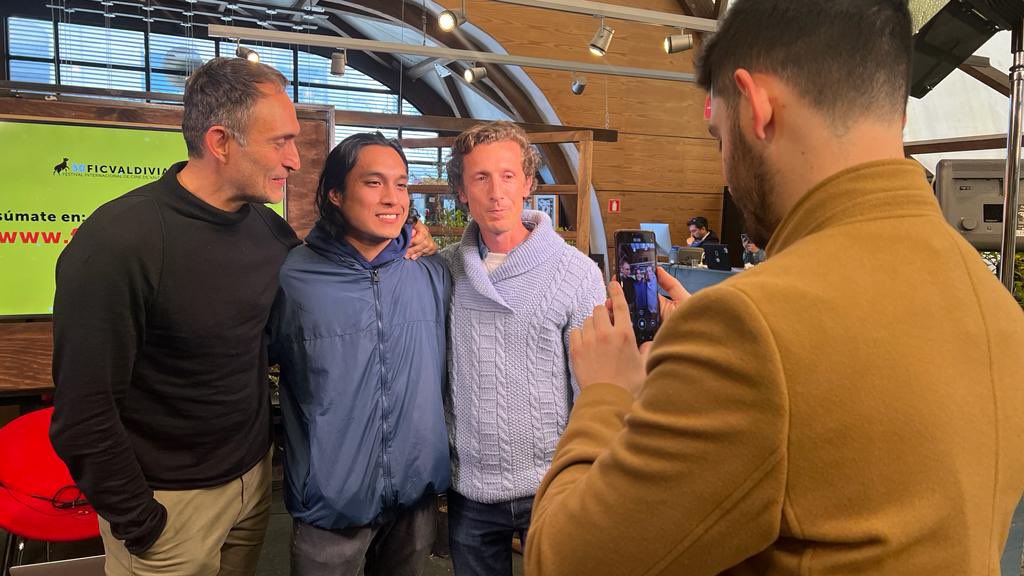 🤩Hoy estuvimos conversando con Marcelo Alonso y Benjamín Westfall, actores de la aclamada película “Los Colonos”, por su estreno en el <a href="/ficvaldivia/">@FICVALDIVIA</a>. 

📶 Sigue la cobertura de este importante festival en los medios <a href="/usach/">Universidad de Santiago de Chile</a>.  

📻94.5 FM 📺@stgo_tv