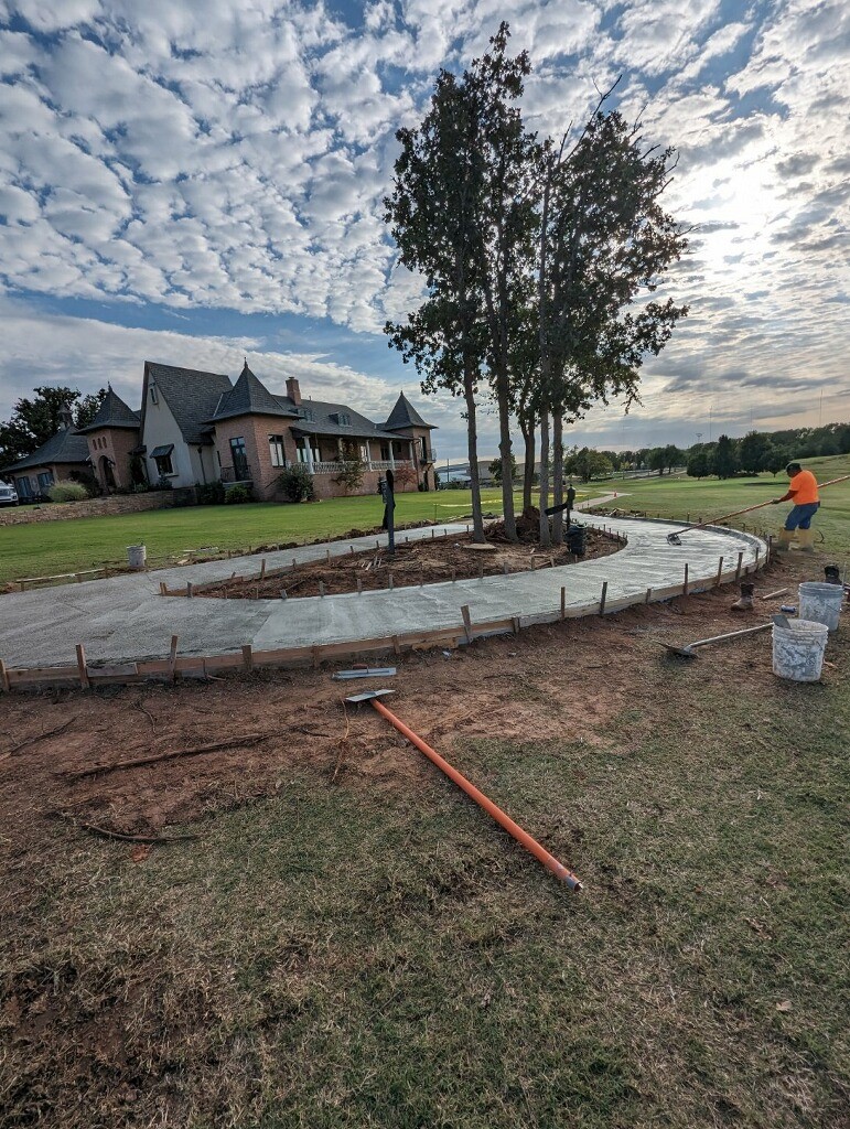 riveroaksedmond's tweet photo. Smooth paths, endless laughs, and a swingin' good time – our new cart paths on hole #12 are paving the way for unforgettable rounds! ⛳🌟 #GolfGlowUp #PathToPerfection #RiverOaksGolf #PlayRelaxBelong https://t.co/FaHIg4ts36