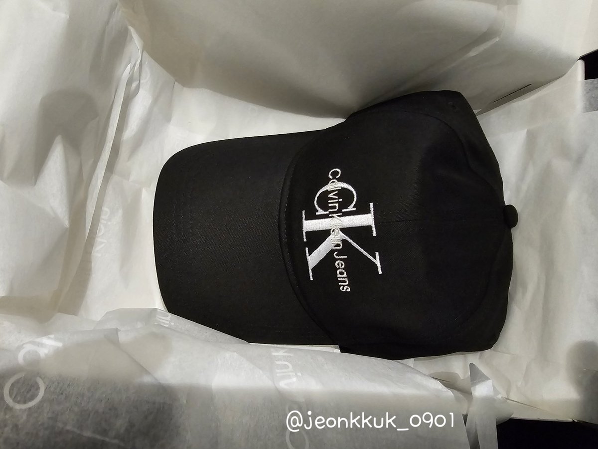 jmygmochis's tweet photo. — jungkook regaló merch de Calvin Klein a ARMY que asistió a la pregrabación de music bank, es tan tierno 😭😭😭 https://t.co/HK4cAObCNQ