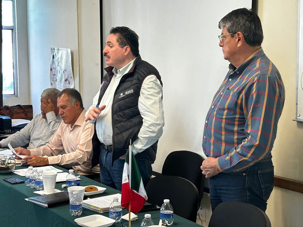 guillermoadamec's tweet photo. Acompañado por @ulises_adame , me reuní con supervisores federales de primaria,en La Laguna.

📚 Como parte fundamental del sistema educativo de #Durango, nuestros compañeros cuentan con todo el respaldo del gobierno de @EVillegasV , para garantizar un mejor futuro para los niños https://t.co/1NIIGqFueL