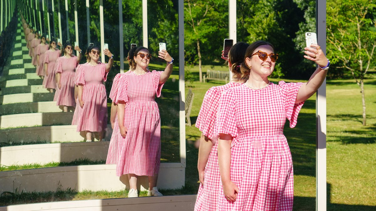 Wellness-rechts presenteert zich graag als 'shiny, happy people' in alle situaties, schrijft <a href="/roxanevaniperen/">Roxane van Iperen</a>. Of je nu geraakt wordt door ziekte of schuld, met de juiste mindset is álles te overkomen. Het gevolg is dat het systeem buiten schot blijft. vn.nl/wellness-recht…