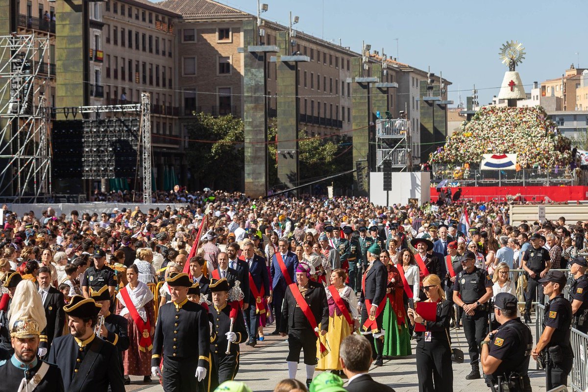 zaragoza_es's tweet photo. 145.000 oferentes han llevado hoy sus flores a la Virgen del Pilar.
A las 21:28 acababa la Ofrenda, en el mejor plazo previsto, tras conseguir optimizar el tiempo por la tarde gracias a los chips que la organización ha repartido a buena parte los grupos.
@f https://t.co/hhSw7zbe2Q