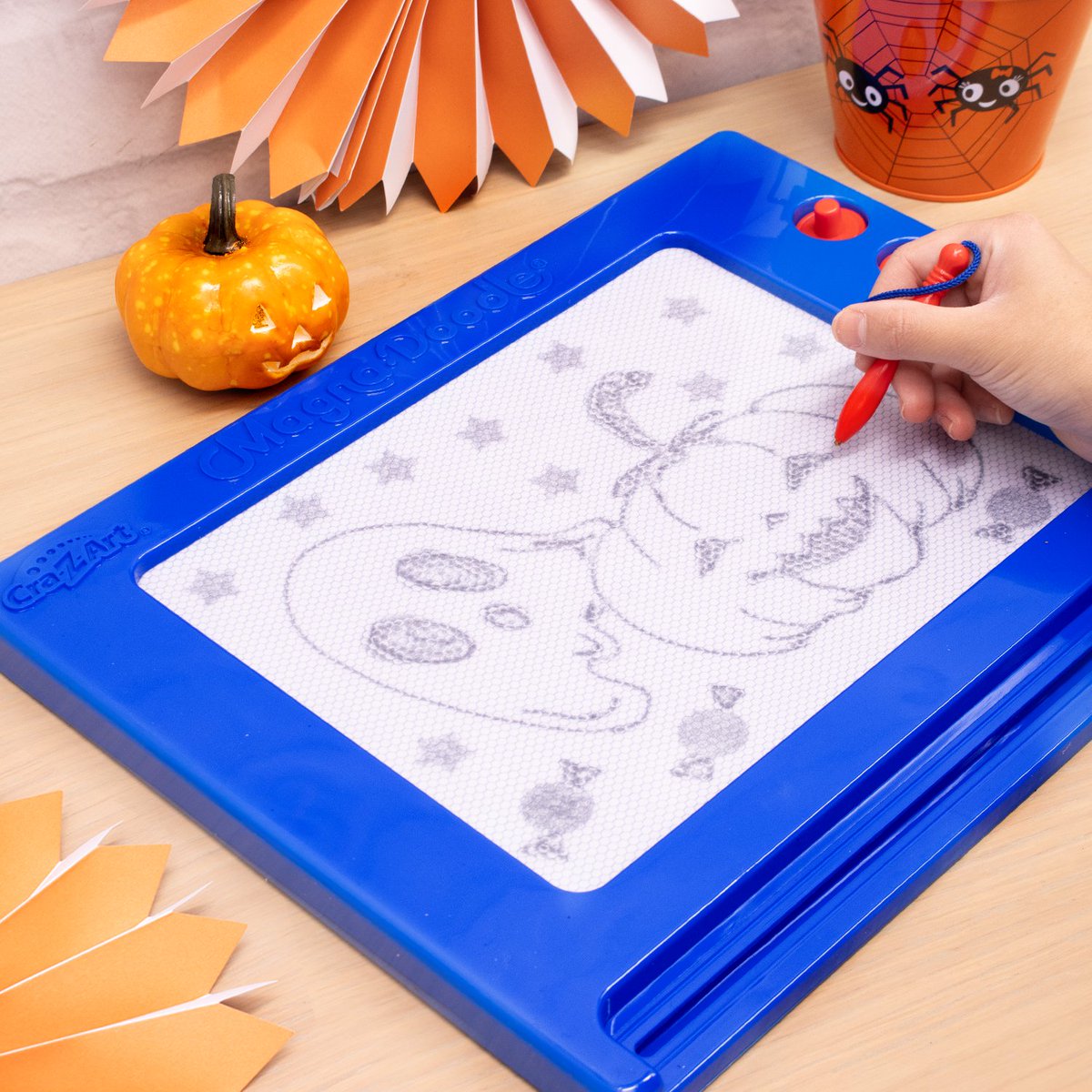 Bringing back the nostalgia with our Retro Magna Doodle! It's a blast from the past, perfect for today's imagination.