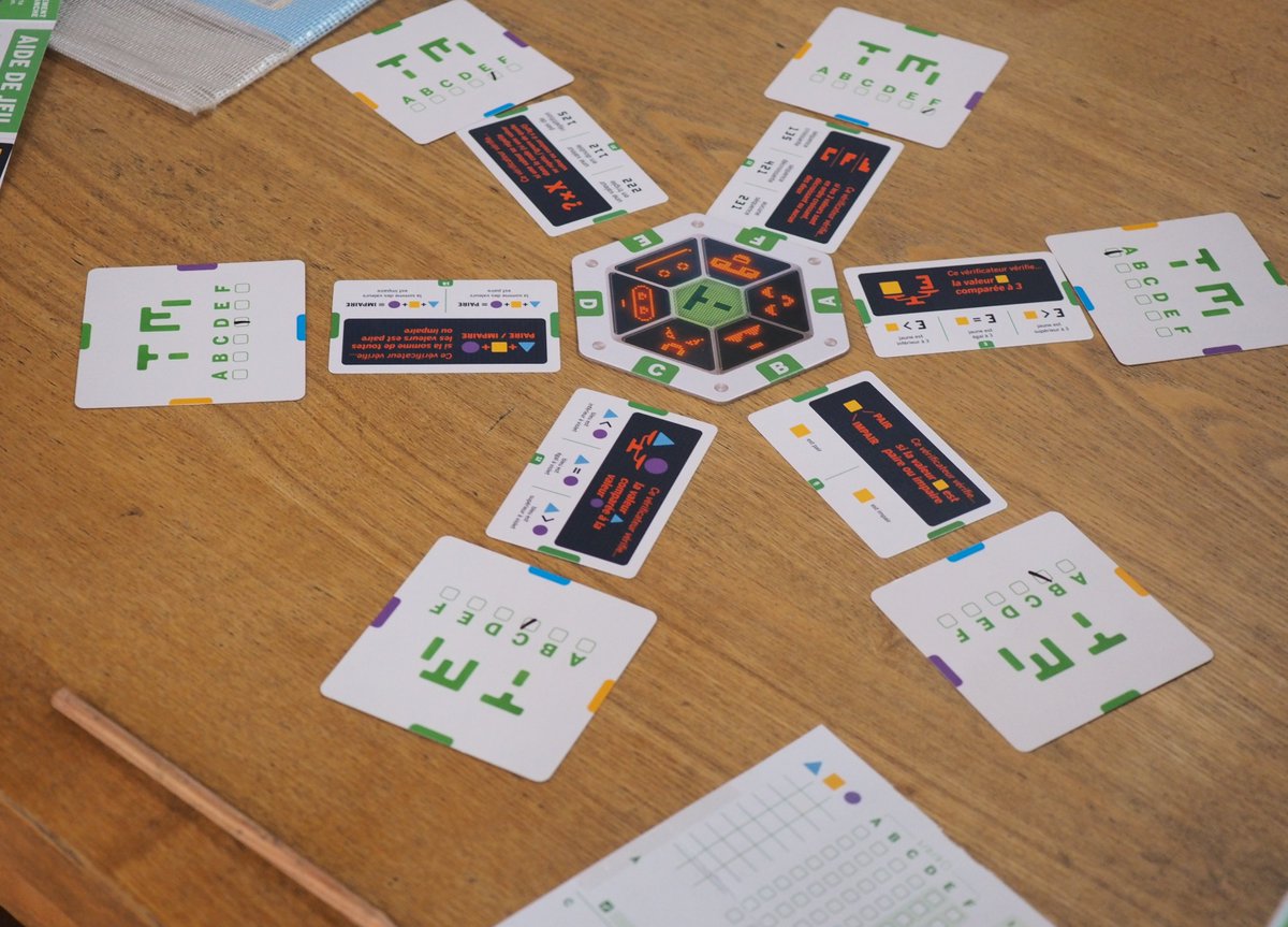 matz_jon's tweet image. 算数パズル「チューリングマシン」は、ヒントを集めて３桁の数字を探す推理ゲームっ！自分との戦いがメインだから、勝敗にばかりこだわることがないし、向上心を刺激するっ。いつものボードゲームが苦手な人も楽しめる、万人むけゲームと言えるぜっ！
#ボードゲーム　#TuringMachine