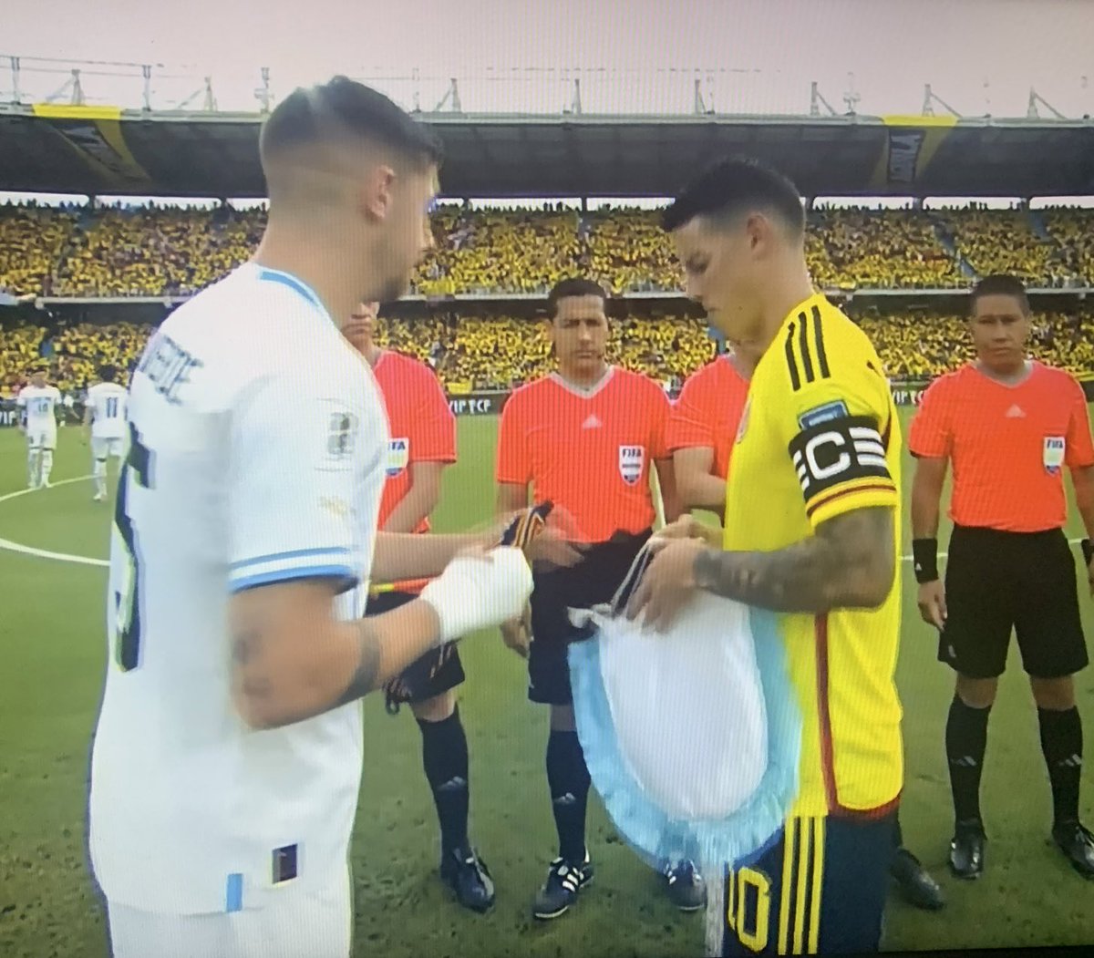 InfoJR10's tweet photo. James Rodríguez 🤝 Fede Valverde https://t.co/9itEah8xN4