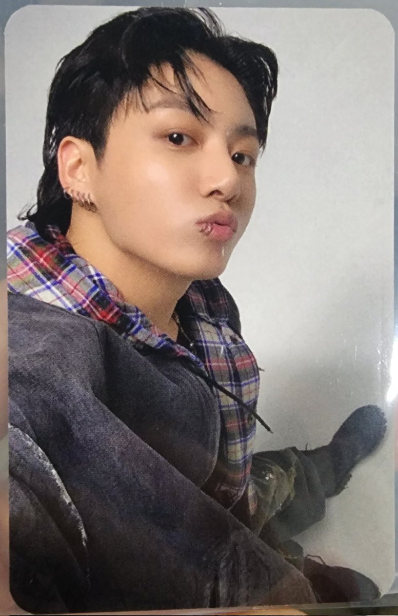 dreamjeons's tweet photo. karmys at music bank got a photocard of the selfie jungkook took here ❤️‍🩹 https://t.co/JyIAWUaYee