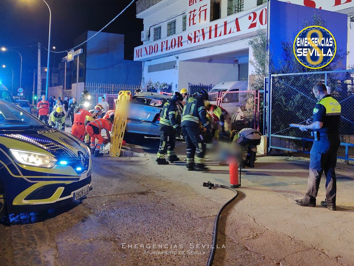 EmergenciasSev's tweet photo. ◼️21:50 h. Un joven (19) ha fallecido en el acto en un aparatoso accidente ocurrido en la Av. de la Industria #Sevilla. DEP.
Un turismo, ocupado por tres jovenes de 19 años, circulaba a gran velocidad por la Av de la Industria cuando su conductor (19) perdió el control yendo a empotrarse contra una valla. Tanto el conductor como el tercer ocupante fueron rescatados por #Bomberos y estabilizados por #E061
El conductor y tercer ocupante fueron hospitalizados en estado muy grave.
Este turismo golpeó a otro turismo que estaba estacionado, ocupado por una joven (22) y dos menores de 3 y 6 años. Los tres fueron trasladados a centros sanitarios para su asistencia.
@PoliciaSevilla investiga el caso.
La vía está cortada al tráfico para los trabajos de campo de la investigación policial y la diligencia de levantamiento de cadáver por parte de la Comisión Judicial.
#SeguridadCiudadana @Ayto_Sevilla