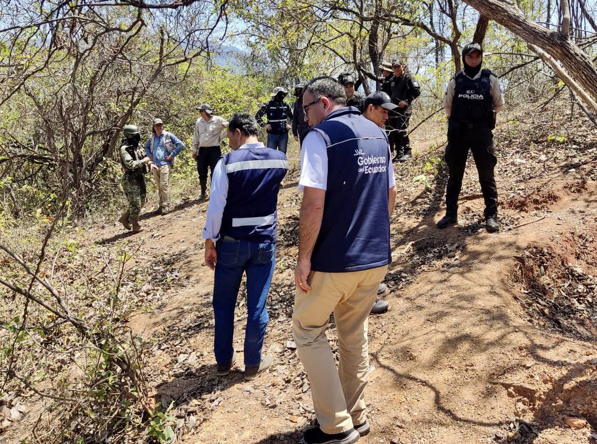 GoberLoja's tweet photo. 👮🏻♀️🚨🪖| #NuestroTrabajoContinúa
Paúl Aguilar, intendente general de Policía, @PoliciaEcuador, @FFAAECUADOR y @Ambiente_Ec ejecutan operativo de desalojo por minería ilegal, mediante resolución de @ARC_EnergiaEc. El hecho sucedió en el sector #Vicin, entre #Macará - #Zapotillo. https://t.co/EUviQHRORN