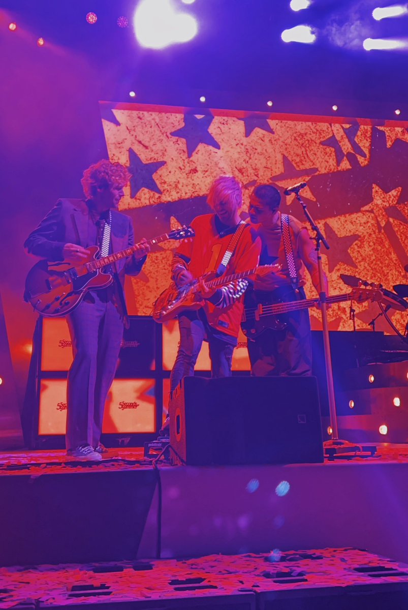 hazedtears's tweet image. my turn to be #sappy 😹
this tour TRULY means so much to me. i have been a fan of this stupid ass band since i was 9 years old &amp;amp; being able to see them live for the very first time ever on this tour was an insane feeling. AND i saw them with 2 of my best friends! like what!! 🎲🧡