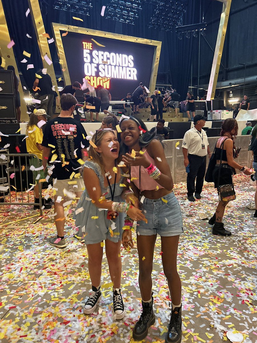 hazedtears's tweet image. my turn to be #sappy 😹
this tour TRULY means so much to me. i have been a fan of this stupid ass band since i was 9 years old &amp;amp; being able to see them live for the very first time ever on this tour was an insane feeling. AND i saw them with 2 of my best friends! like what!! 🎲🧡