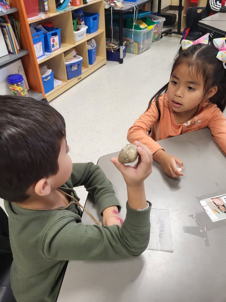 GisetKing's tweet image. Rocks rock! We started our rocks  unit. Students observed  rocks  and used words related with size, color and texture  to describe the rocks.
#prekscience #duallanguage
