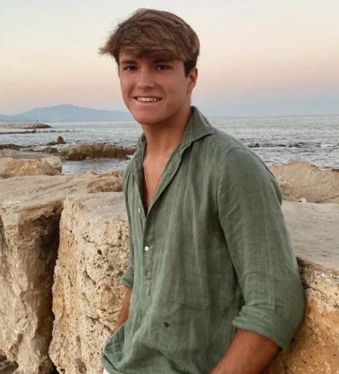 URGENTE
🚨 Álvaro Prieto, jugador del #JuvenilACCF, ha desaparecido esta mañana en Sevilla. 
La última vez que fue visto fue a las 09:30 h en la estación de Santa Justa. 
Vestía pantalón beige/ camisa verde.
Contactar con la policía o con la familia en el 608435399📞

🙏🏽 Gracias