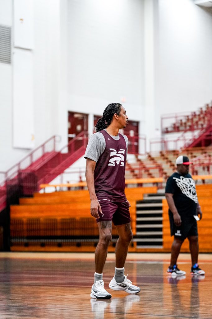 T_Red77's tweet photo. Loading….💪🏽⛹🏽‍♂️❤️‍🔥🤞
@Djmitchell_2 
#stillworking #beastmode #ballislife #morehouseman #proudmom #thankfulthursday https://t.co/N6Vo5ry0lf