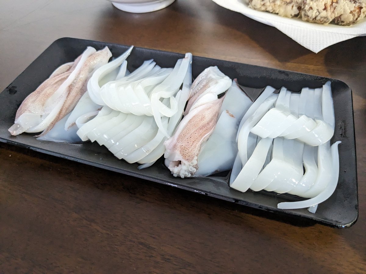 AnglingInvestor's tweet photo. 一杯だけ少し大きめのやつが🦑
ケンサキの刺身は甘くて美味しい🤤 https://t.co/Y5jppOWRcV