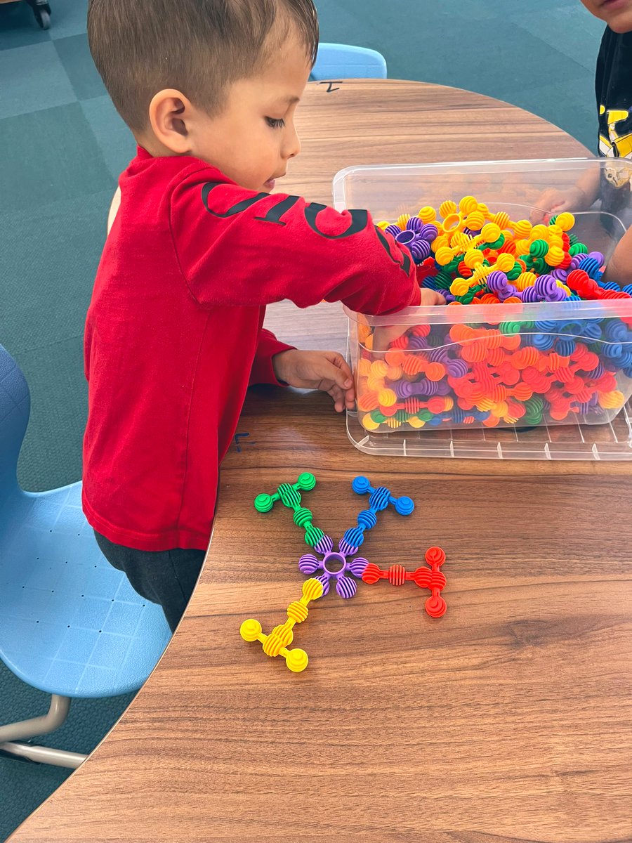LibrarianSKI's tweet image. • Our @Berkshire_BCPS Pre-K 🦅 “engineers in the making” created, problem-solved, and developed thinking rigor during maker-space stations 🧩 in library • @BCPSLMP #bcpslms