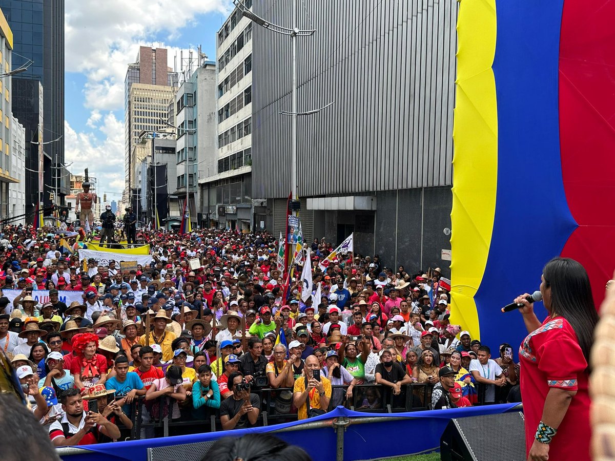 Les comparto estas hermosas imágenes de las comunidades originarias que se movilizaron en la parroquia La Candelaria, municipio Libertador, en Caracas. Las calles en se llenaron del color de nuestros pueblos indígenas, empoderados con optimismo para seguir luchando por Venezuela