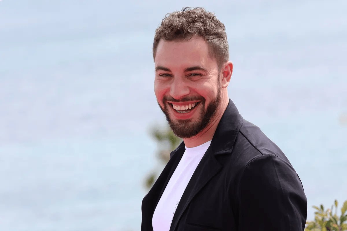 GossipRoomOff's tweet photo. 🚨 Marwan Berreni, connu pour son rôle d’Abdel Fedala dans la série "Plus belle la vie" est mort à l’âge de 34 ans.

Le corps retrouvé aujourd’hui dans une maison inhabitée est bien celui du comédien, d’après une expertise ADN. Il était recherché depuis le 3 août. La thèse du suicide est privilégiée. (via Paris Match)

Condoléances à sa famille et ses proches. Qu’il repose en paix. 🌹