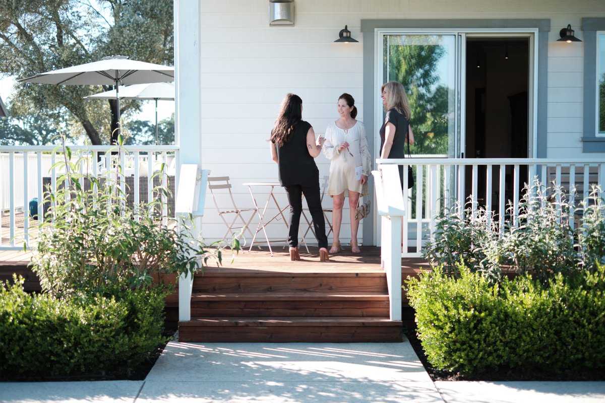 thesettinginnnv's tweet photo. Gather your friends and enjoy the beauty of fall on our patio at The Setting Inn. As the leaves change, our outdoor space becomes a cozy haven for good company. Come create unforgettable memories with us this fall! Link in bio to book today. #TheSettingInnNapa https://t.co/Y0Gz6PkoqK