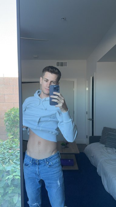 fall = going commando in hoodie &amp; jeans🍂 https://t.co/MGYDycjtSu