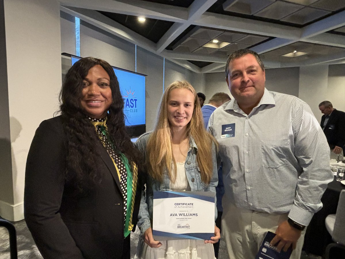 AvaWillsoftball's tweet photo. What an honor to be the Hood Hargett Breakfast Club’s October scholarship recipient.I am humbled to have been introduced by @SonjaGantt and to experience keynote speaker @MollyFletcher who was powerful and inspiring.@CMSAthletic1 @butlerbulldawgs @ButlerHSAthlet1 @RoanokeSoftball https://t.co/oFkofJf3I7