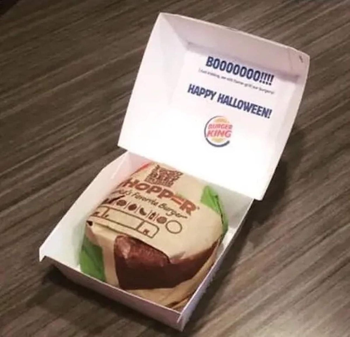poptime's tweet photo. Há quase 7 anos, o Burguer King se fantasiava de McDonald’s em uma ação de marketing para o Halloween. Qual vocês preferem, BK ou Mc?👻 https://t.co/gcRJ7XBxse