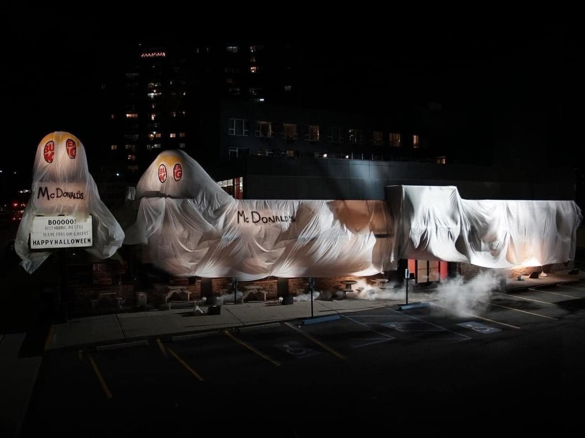 poptime's tweet photo. Há quase 7 anos, o Burguer King se fantasiava de McDonald’s em uma ação de marketing para o Halloween. Qual vocês preferem, BK ou Mc?👻 https://t.co/gcRJ7XBxse
