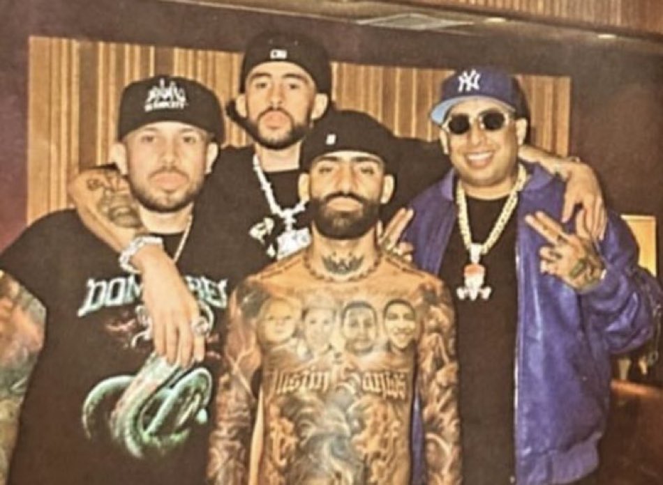 badbunnyontour's tweet photo. Leyendas 🔥 https://t.co/7PAaRseONn