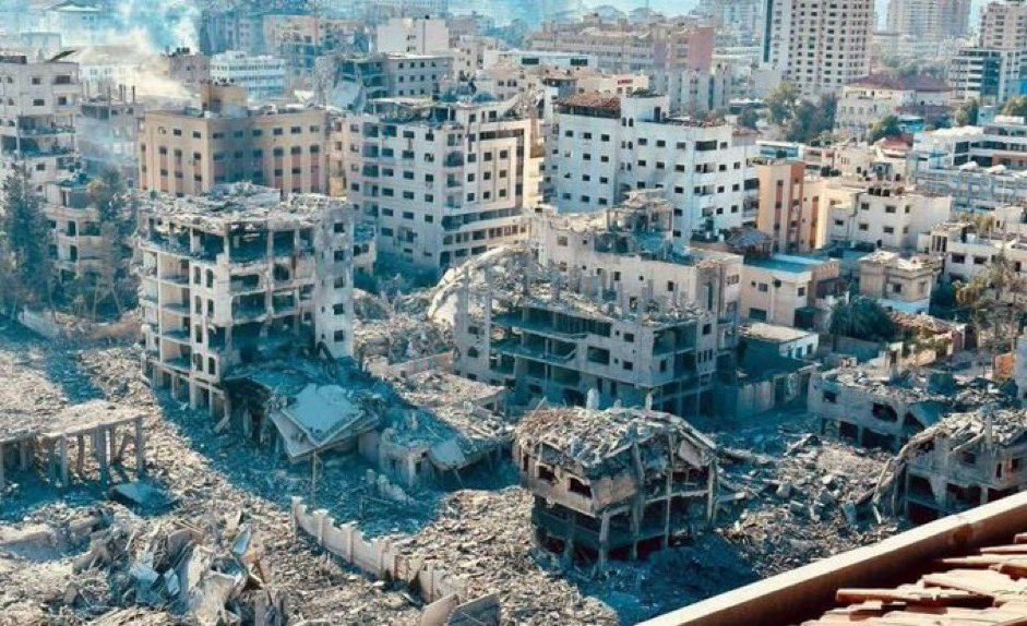 iirode0's tweet photo. ملخص لأحداث اليوم 12 اكتوبر 📝:

في الصباح شاهدنا الصور والمقاطع المؤلمه للدمار في غزة بعد غارات مكثفة ، ليرتفع عدد النازحين الى اكثر من 423 الف

ونشر الإعلام الإسرائيلي ان الجيش ينشر قوات احتياط في بلدات على الحدود مع لبنان وقال متحدث الجيش الإسرائيلي ان لم يتم بعد اتخاذ قرار بشأن أي توغل بري في غزة لكننا نستعد له.

ثم انتشر خبر بأن مصر رفضت فتح ممرات إنسانية للأجانب من غزة ودعت جميع الدول والمنظمات إلى إيصال مساعداتها لغزة عبر مطار العريش الدولي..

وقتل وزير الطاقة الإسرائيلي "بتصريح مستفز" مساعدات إنسانية لغزة؟ لن يتم تشغيل أي مفتاح كهربائي، ولن يتم فتح صنبور مياه، ولن تدخل أي شاحنة وقود حتى عودة المختطفين الإسرائيليين إلى منازلهم.
ولا يعظنا أحد بالأخلاق..

بعد ذلك وصل وزير خارجية امريكا الى اسرائيل والتقى برئيس وزراء اسرائيل نتنياهو وقال"نحن هنا ولن نذهب إلى أي مكان"
وقال "لقد جئت إلى إسرائيل كيهودي وليس فقط كوزير للخارجية".

واطلقت غزة صواريخ على بلدة سديروت وتضرر بعض المباني وادت الى اصابة مستوطنين اثنين .

وصرح امين عام حلف الناتو وقال : ❝ إسرائيل لا تقف وحدها. ❞

وضربت اسرائيل مطاري دمشق وحلب بصواريخ بعضها دم صدها من الدفاع السوري لكن تضرر المطاريين وادت الى توقفهما عن العمل رسمياً بسبب الاضرار التي ضربت المهابط .

ليؤكد بعدها المتحدث باسم الجيش الإسرائيلي وقال : لقد قصفنا مطاري دمشق وحلب ردا على إطلاق قذائف هاون من سوريا !
وسندمر المزيد من الأهداف في سوريا خلال الأيام المقبلة.

وبعدها صرح رئيس الأركان الإسرائيلي في اول تصريح له منذ بدء الحرب : "غزة لن تبدو كما كانت".

بعدها وصل وزير خارجية ايران الى مطار بيروت وكان المقرر الذهاب الى سوريا لكن بعد توقف المطارات عن العمل هبط في لبنان .

ليأتي بعد ذلك اخبار مختلفة :
بريطانيا سوف ترسل سفناً تابعة للبحرية الملكية وطائرات تجسس الى المنطقة لدعم اسرائيل .

وفرنسا منعت الاحتجاجات المؤيدة لفلسطين .

 في النهاية صرحت الصحة الفلسطينية: ارتفاع أعداد القتلى إلى 1572 والمصابين إلى 7262 

وهيئة البث الإسرائيلية، صرحت ان : “قُتل ما لا يقل عن 1300 شخص وجرح 3300 آخرون.
منقول من @T_Na1f