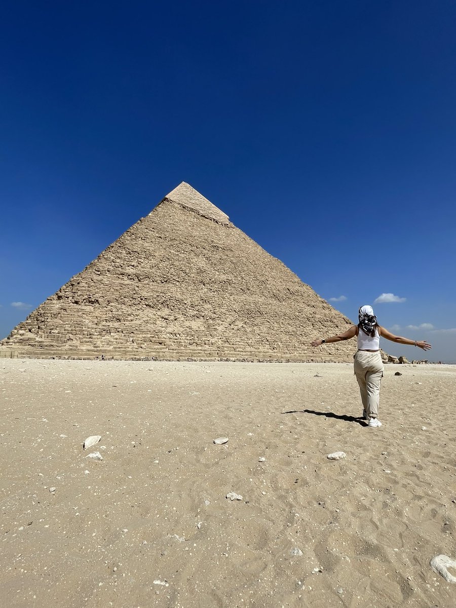 iiiirenep's tweet photo. Día 6 🇪🇬 El Cairo 

Al fin. Después de desearlo desde que era pequeñita, he podido conocer las pirámides. 

Todo lo que me imaginaba en mi mente se ha quedado pequeño. Es algo impactante, mágico. Realmente me han dejado sin palabras. El día más feliz de mi vida ha sido hoy 😭 https://t.co/lKlilhU96H