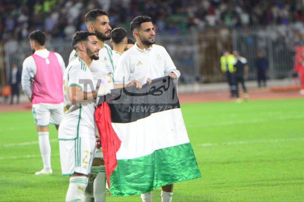 سعيد بن رحمة &amp; رياض محرز بعلم فلسطين بعد مباراة الجزائر اليوم🇩🇿🇵🇸❤️