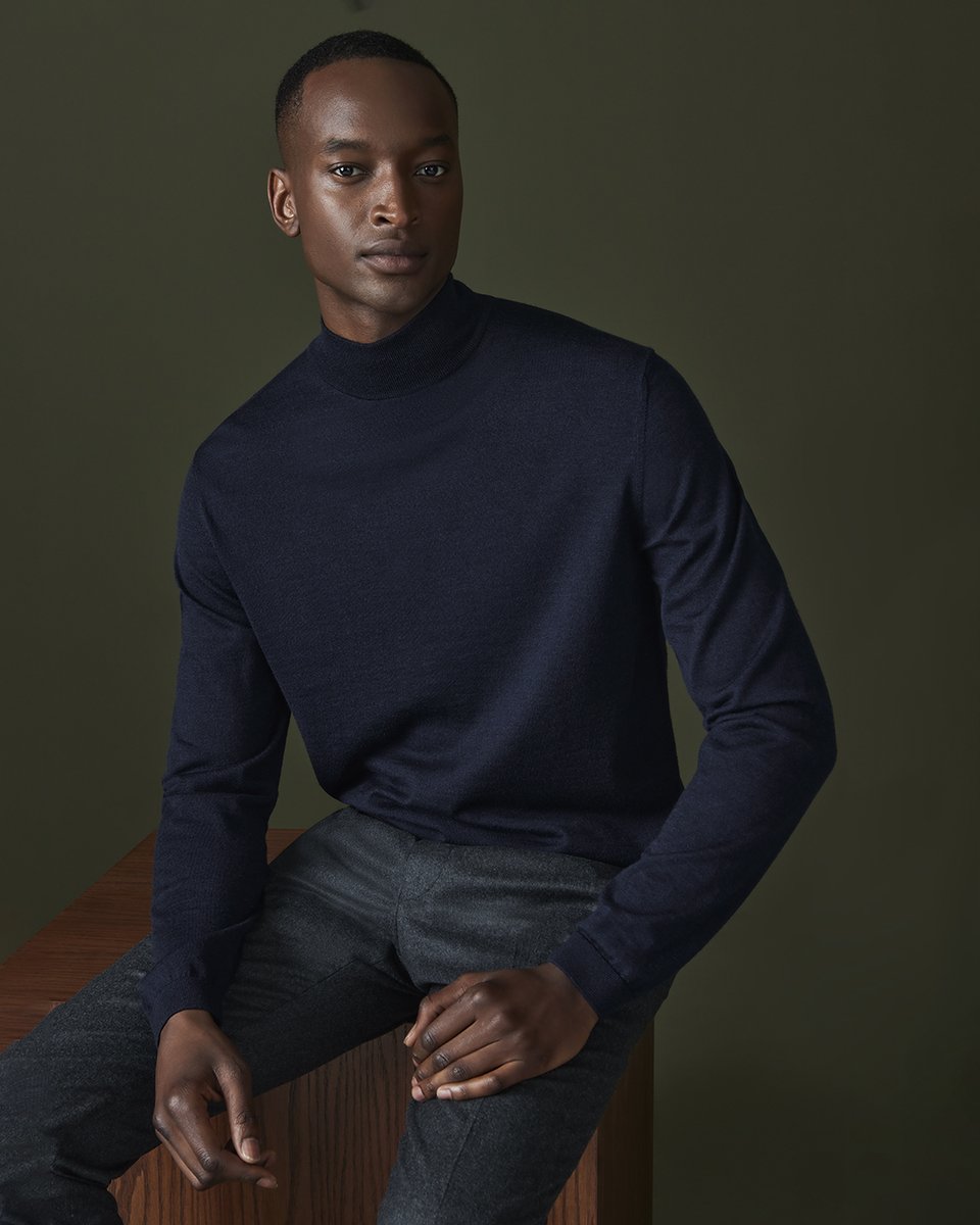 Introducing the Wool, Silk, Cashmere Knitwear Collection
Made with a signature yarn, this fine gauge knitwear capsule collection is incredibly soft to the touch, offering all day comfort. 
Conçue avec un fil de signature, cette collection capsule de tricots à fine jauge est incro