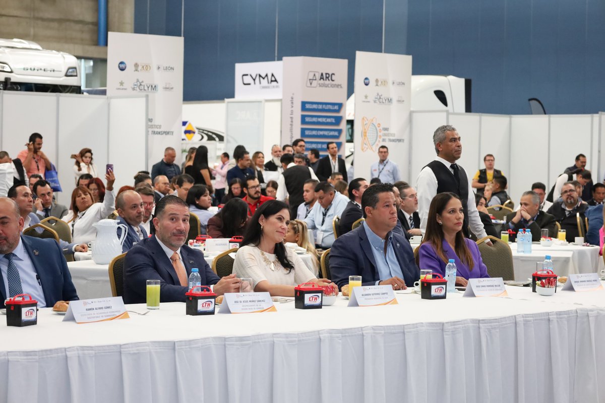 iplanegente's tweet photo. Felicitamos a Enrique González, presidente de @ClusLogyMovGto, por el 13vo #ForoLogísticoDeTransporte. Reconocemos su compromiso con este sector, al apostar por un desarrollo logístico ordenado en los talleres del proceso de actualización del #PlanGto #Level2050 https://t.co/eJ5gpD65FF