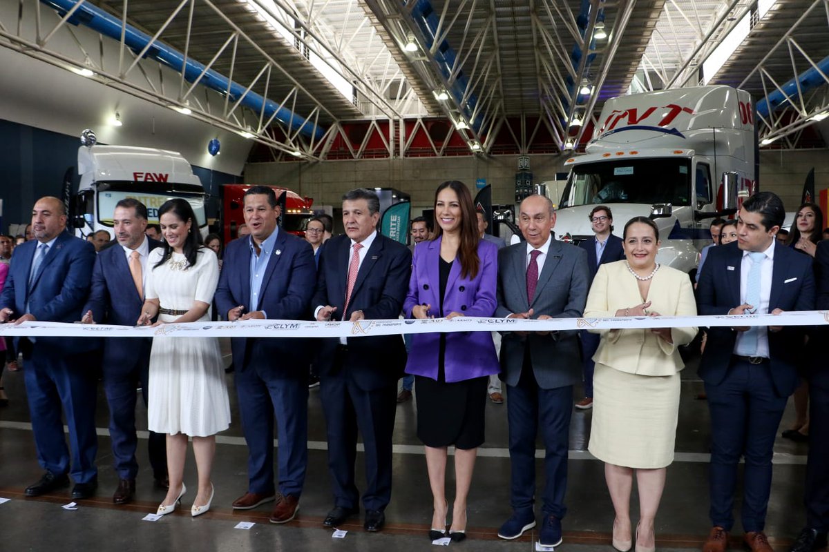 iplanegente's tweet photo. Felicitamos a Enrique González, presidente de @ClusLogyMovGto, por el 13vo #ForoLogísticoDeTransporte. Reconocemos su compromiso con este sector, al apostar por un desarrollo logístico ordenado en los talleres del proceso de actualización del #PlanGto #Level2050 https://t.co/eJ5gpD65FF