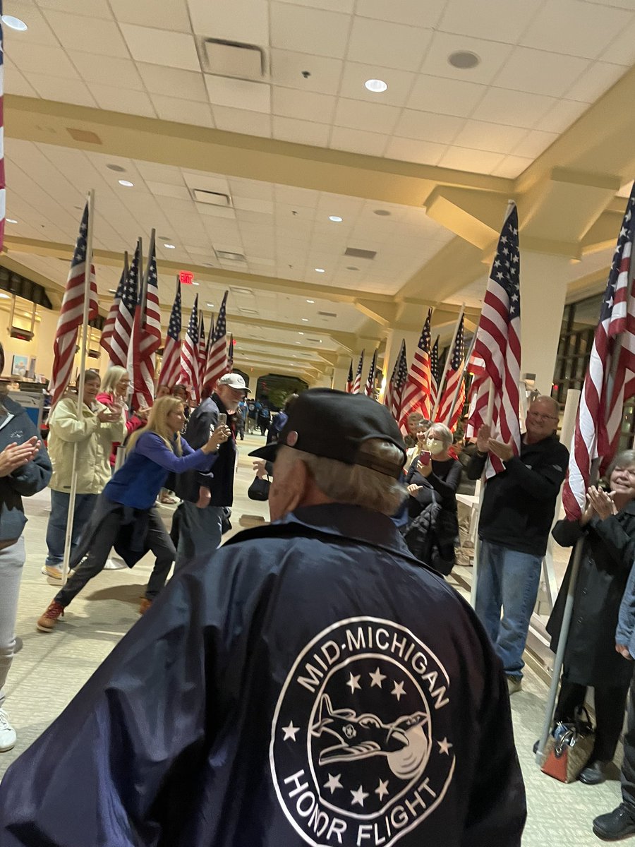wzmoore's tweet photo. It was my honor to accompany my dad (Army, Korean War) on a Mid-Michigan Honor Flight over the last two days! The 75 veterans with us returned home to a heroes’ welcome and a mail call that contained letters from @WaukazooWO and @WestOttawaHS . https://t.co/9MZH3112AR