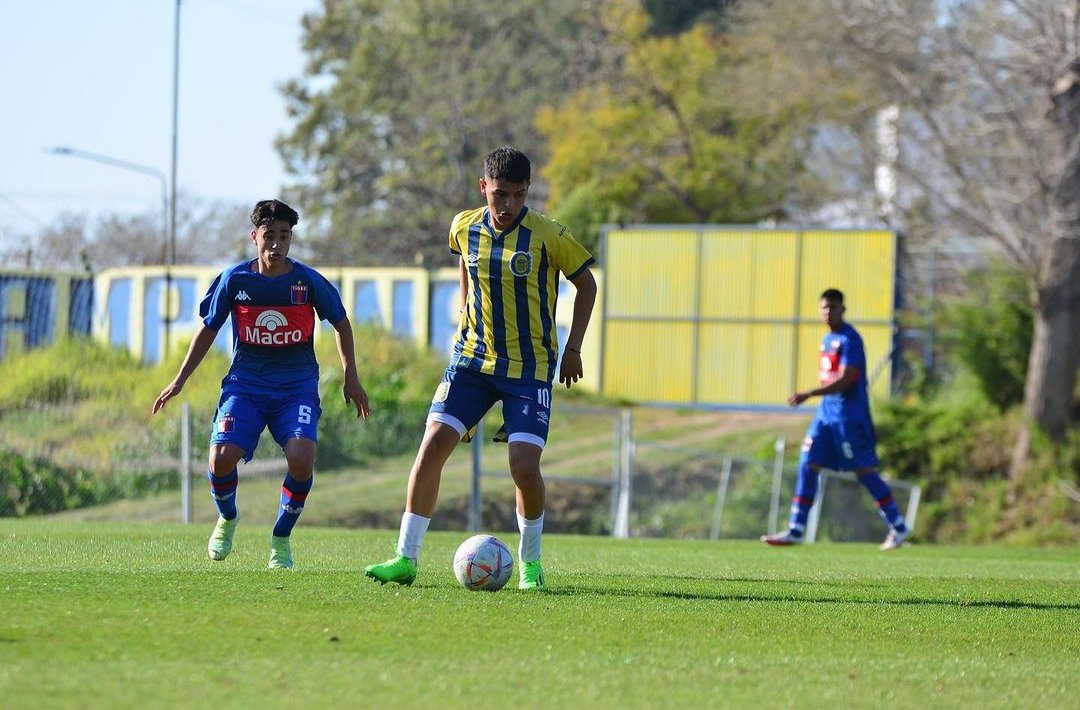 MundoCentralOf's tweet image. 🔜✍🏻 En las próximas horas, Santiago Segovia firmará su primer contrato profesional con #RosarioCentral

➡️ El enganche categoría 2007, hizo pretemporada con Reserva y juega en #7ma

▶️ Lleva 6 goles en 8 partidos en 2023

🇦🇷 Fue citado a la Selección Sub 17 a fines de 2022