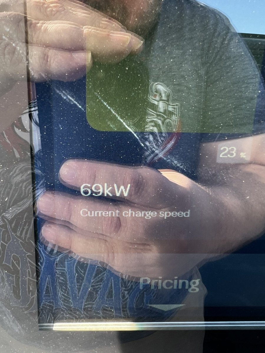 darquelf's tweet photo. @RateYourCharge @ElectrifyAm Still at the Kingman, AZ charger and the one charger “fully working” is under 70kW. Seriously?! Maybe I should be trading in my ID.4 for a Tesla. 0/10 #rateyourcharge #roadtripssuckwithea https://t.co/fSyXCZ5li8