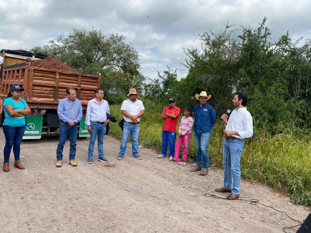 En representación de <a href="/Paulo_Banuelos/">Paulo Bañuelos Rosales</a>, asistió el Subsecretario Alberto Vargas, a Apaseo el Grande; para junto al Alcalde <a href="/ChelisOliveros/">Chelis Oliveros</a>, dar por arrancados los inicios de obras en caminos saca cosechas y el camino rural Ixtla - Obraje de Ixtla.

#NuestraGrandezaEstáEnElCampo