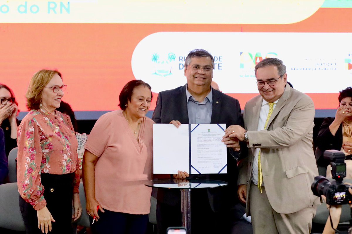 Estive mais uma vez no Rio Grande do Norte, nesta quarta-feira. Sempre em apoio ao sistema de Segurança do Estado, com viaturas, armamentos, equipamentos, Operação Paz, repasse de recursos. O SUSP está sendo consolidado todos os dias, com a junção de teoria e prática.