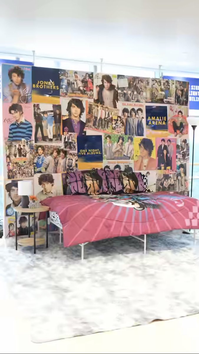 Jonas_DailyNews's tweet photo. Photo opt at tonight’s show at the Amalie Arena in Tampa! https://t.co/D0YcDzamQf