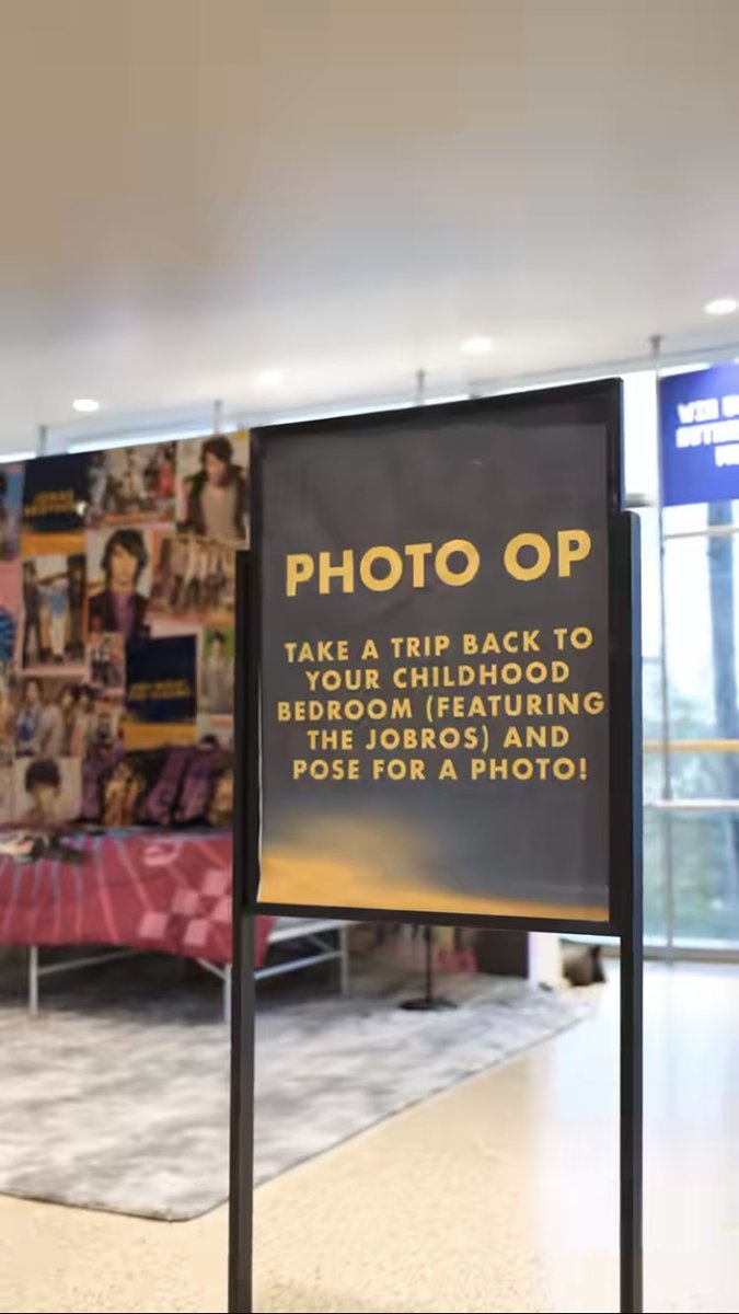 Jonas_DailyNews's tweet photo. Photo opt at tonight’s show at the Amalie Arena in Tampa! https://t.co/D0YcDzamQf