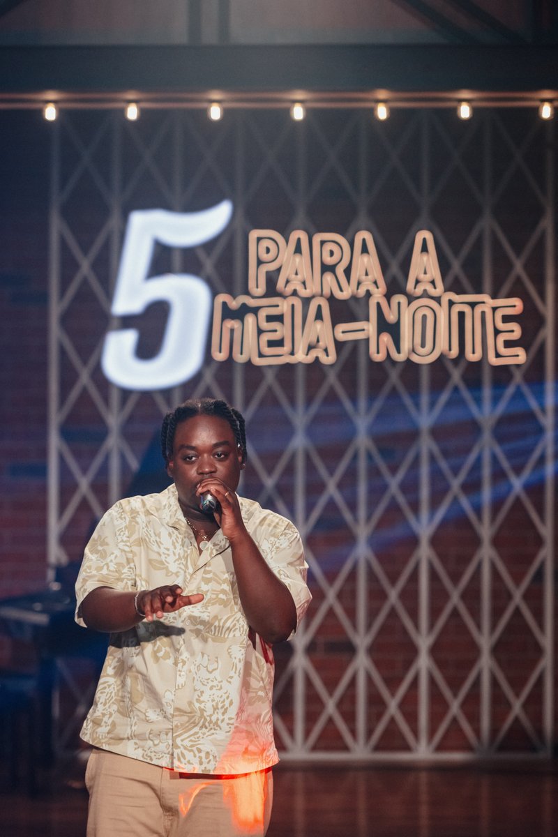 5mnoite's tweet photo. Prontos para alinhar os Chakras? Ivandro, agora, no Palco do 5 🎤✨

#5meianoite #Ivandro #GilmárioVemba #RTP #RTP1 https://t.co/Ba6E4VDA9f