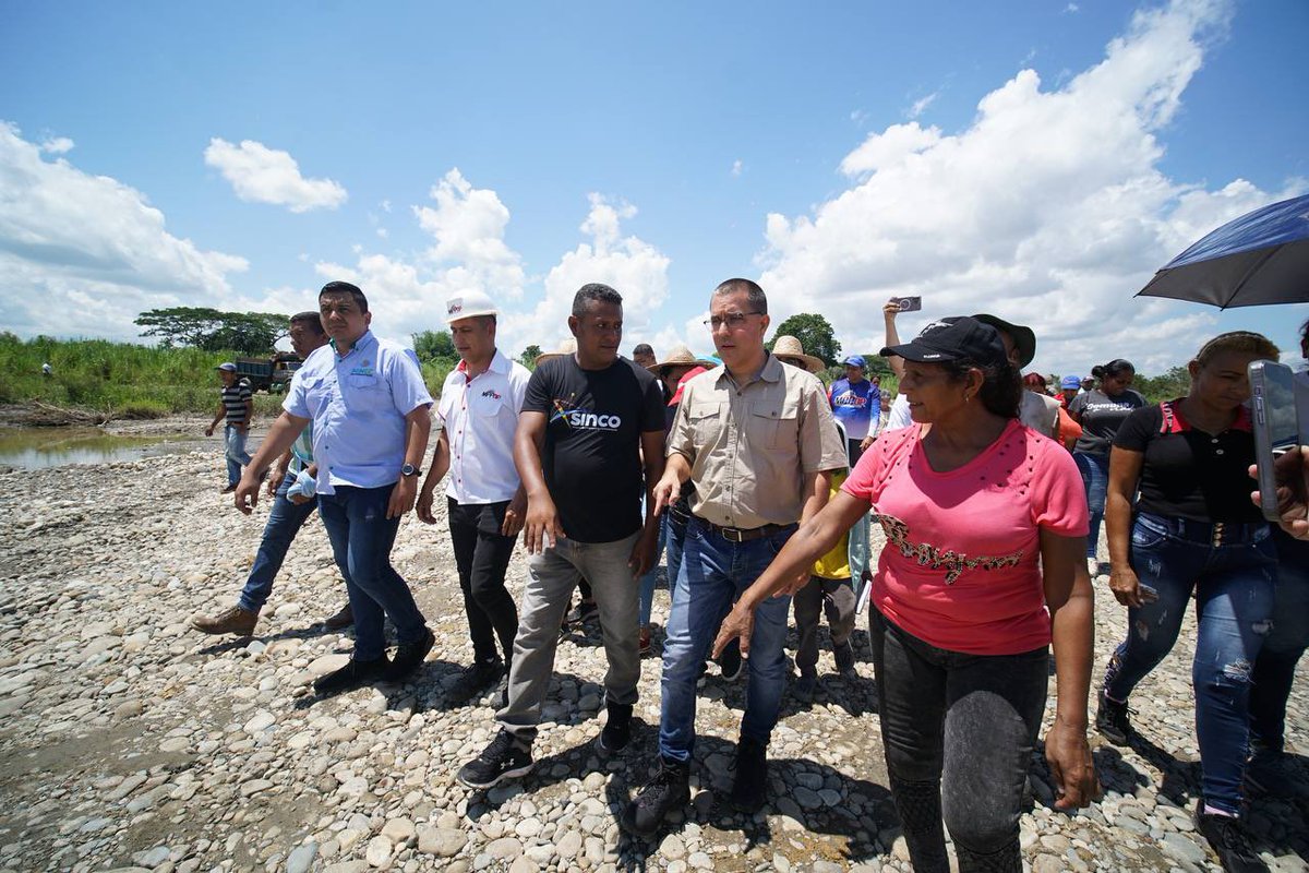 🗣️Vocero de la Comuna Santa Rosalía Asdrubal Barrios expresó:

“A través de las mesas de Gobierno planteadas en nuestra parroquia, propusimos como atención primordial la canalización del río por las intensas lluvias en el estado”. 

#12Oct
#SomosResistenciaIndígena 
#PsuvBarinas