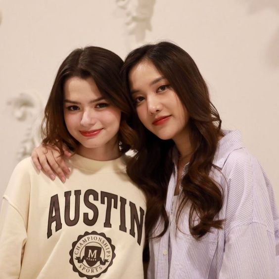 PastorianaH's tweet photo. Essa foto é a cara do primeiro porta-retrato de uma estante da sala, que a visita pega e fala : quanto tempo estão juntas? https://t.co/dQX06djaPv