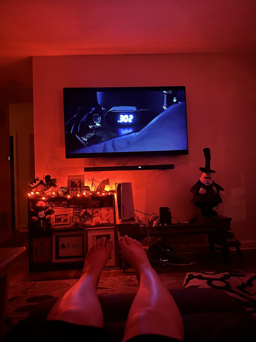 beaux_fet's tweet photo. It’s not spooky season without a little orange lighting and a scary movie #feet #feet_pic #feetcontent #feetpicsforsales #spookyfeet #spooky https://t.co/vJ2WDFXIq4
