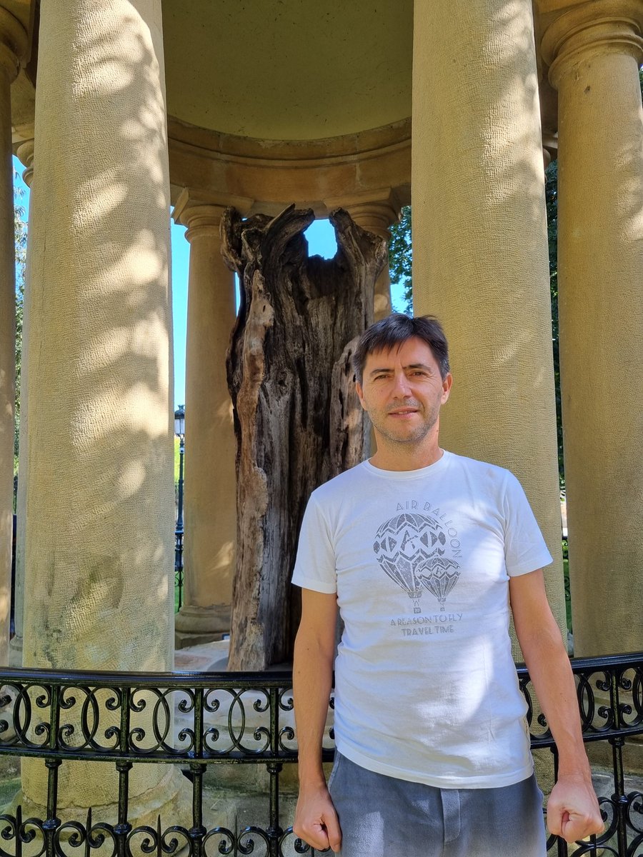 En pie sobre la tierra vasca, bajo el árbol de Gernika, con el recuerdo a nuestros antepasados... El meu jurament com a primer lehendakari valencià