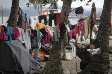 ReporteYa's tweet photo. #12Ocr #CrisisMigratoria
Migrantes venezolanos se tambalean en punto migratorio colombiano sin dinero para seguir adelante https://t.co/pwl5vdVqz7 https://t.co/bXAr6nGsdy